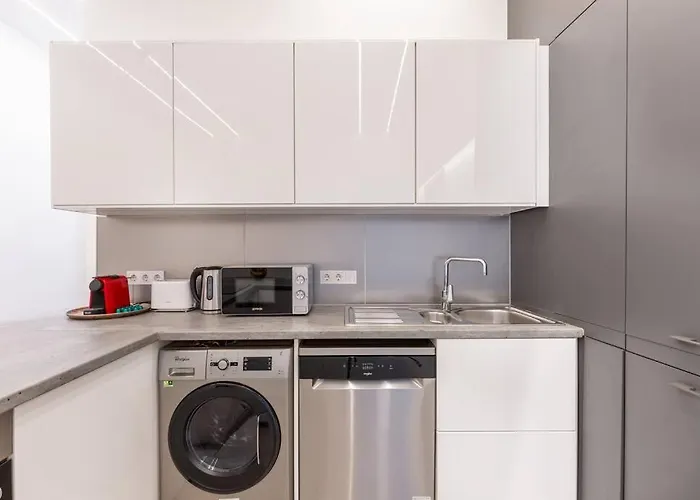 Quaint And Cozy 2-Br Home In The City Center