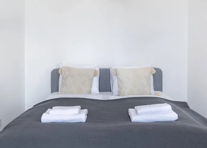 Quaint And Cozy 2-Br Home In The City Center
